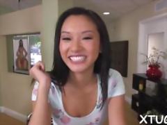 Teen beauty agrees to undress